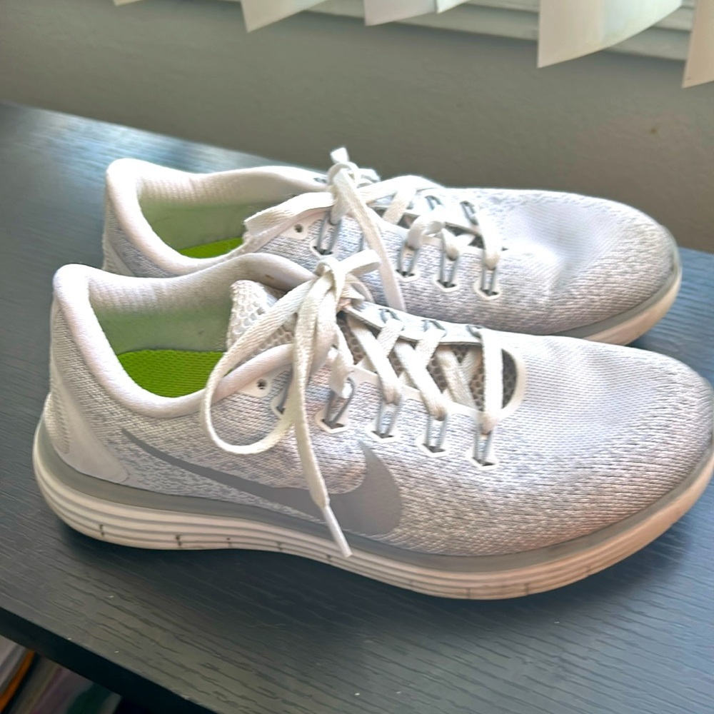 White Nike size 7 fabulous little shoes!